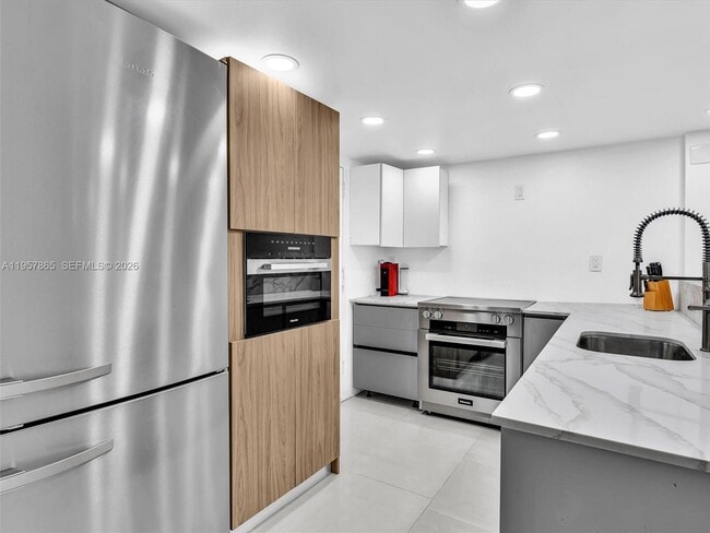 Building Photo - 10000 W Bay Harbor Dr