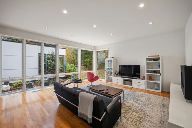 Building Photo - 35 Thornberry Rd