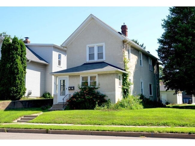 Building Photo - 711 University Ave SE