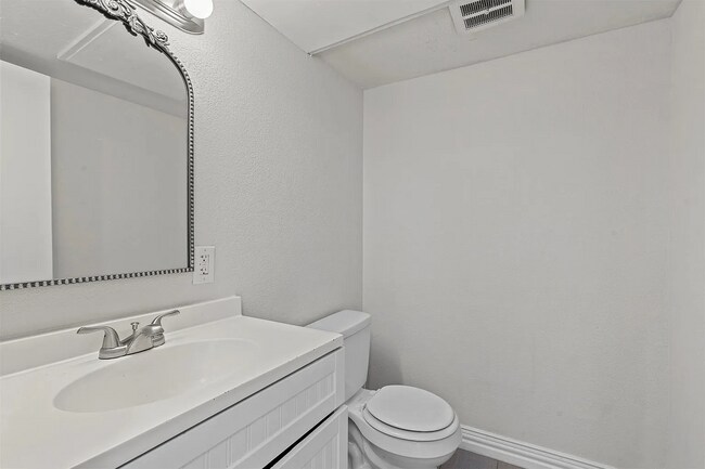 Building Photo - 6024 Westridge Ln