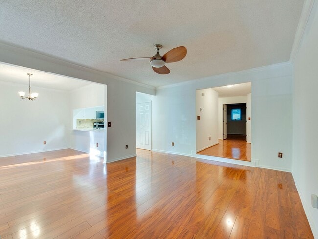 Building Photo - Amenity rich water front condo ready for move in!