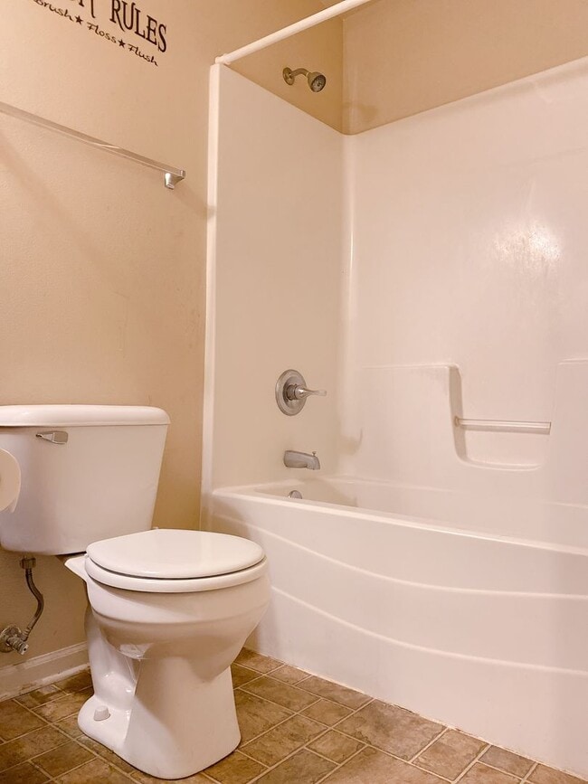 Building Photo - Beautiful 3 bed 2 bath house $1995, Glenmo...