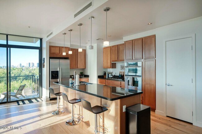 Building Photo - 208 W Portland St