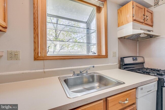 Building Photo - 427 Buttonwood St