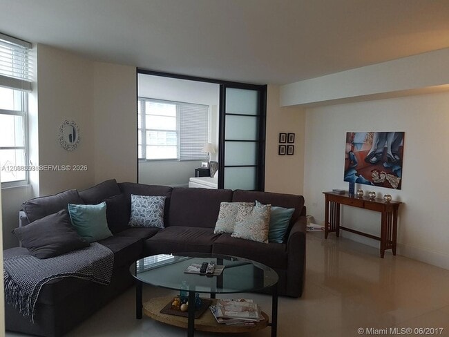 Building Photo - 801 Brickell Bay Dr