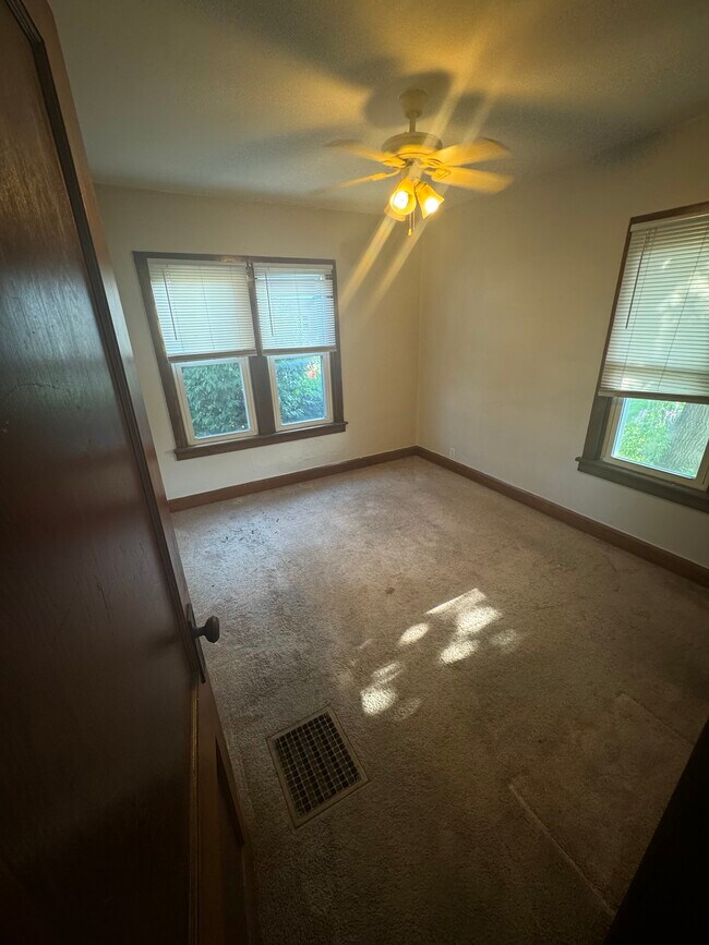 Building Photo - 912 Oak Grove Ave