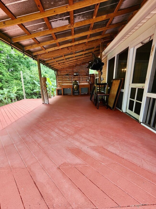 Building Photo - Spacious 3 bedroom with an outside oasis -...