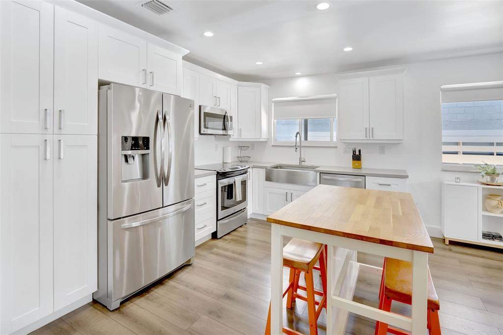 Building Photo - 320 Hendricks Is