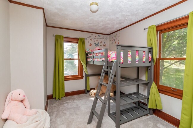 Building Photo - Wonderful 2 Bedroomed House in the heart of Saint Paul.