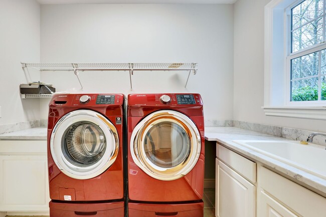 Building Photo - Beautiful Spacious Bainbridge Home