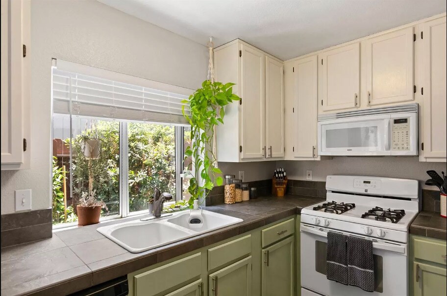 Building Photo - 35 Patricia Way