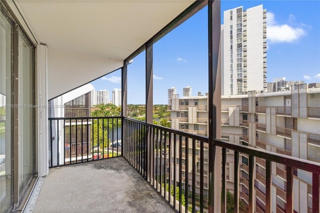 Building Photo - 3475 N Country Club Dr