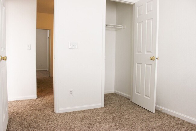 Building Photo - Gorgeous 3 bed/2.5 bath townhome in Welby ...
