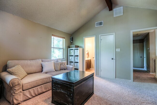 Building Photo - 24 Edgewood Forest Ct