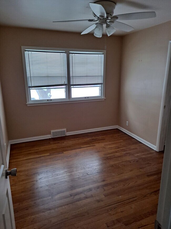 Building Photo - 3 bed 2 bath 1 car garage, with fenced in backyard right in Aksarben!