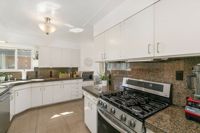 Building Photo - Spacious Talmadge Home WITH POOL!