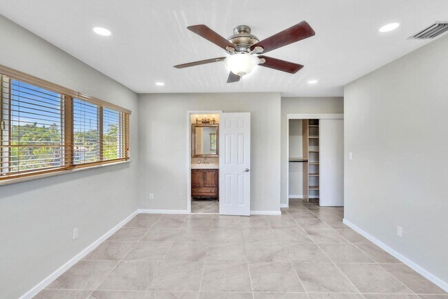 Building Photo - 3450 NE 19th Ave