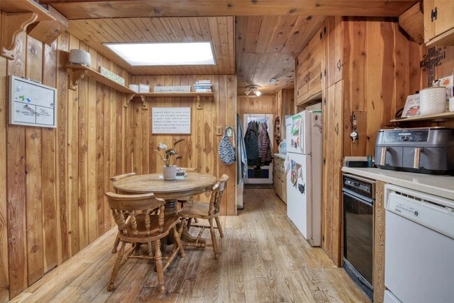 Building Photo - Cozy Downtown Cabin
