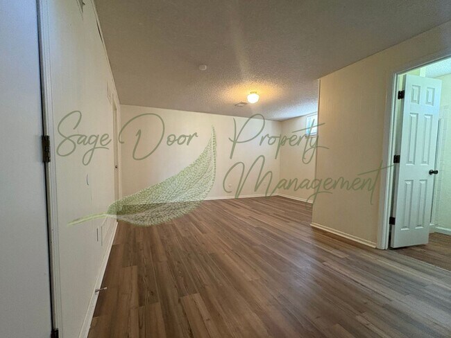 Building Photo - SPACIOUS TOWNHOME WITH GARAGE!!!