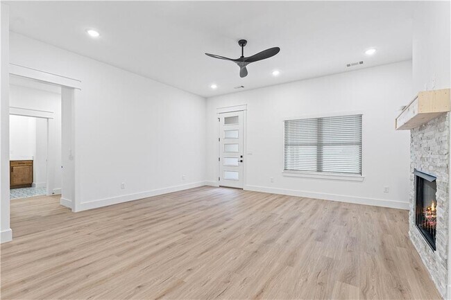 Building Photo - 16 Celtic Dr