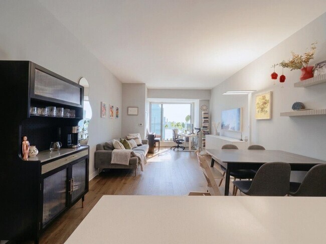 Building Photo - 99 Hudson St