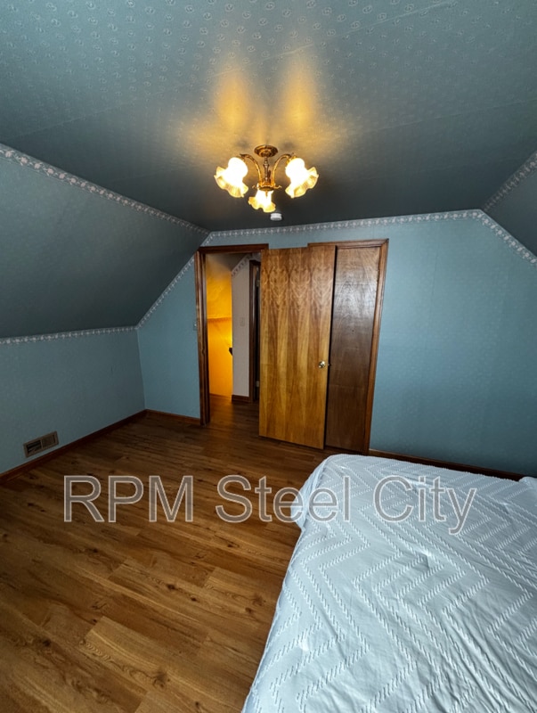 Building Photo - 512-512 1/2 W 10th St