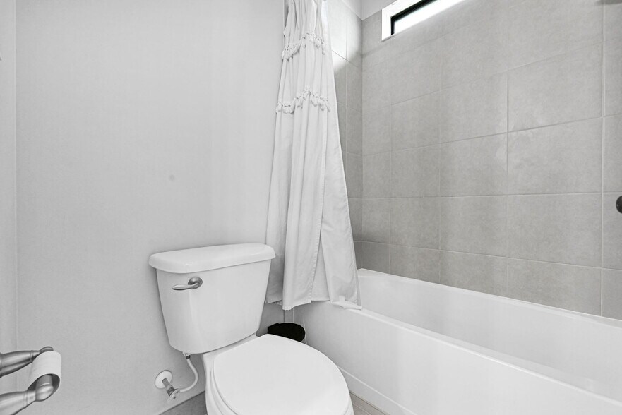 Building Photo - 8855 Watercrest Cir W