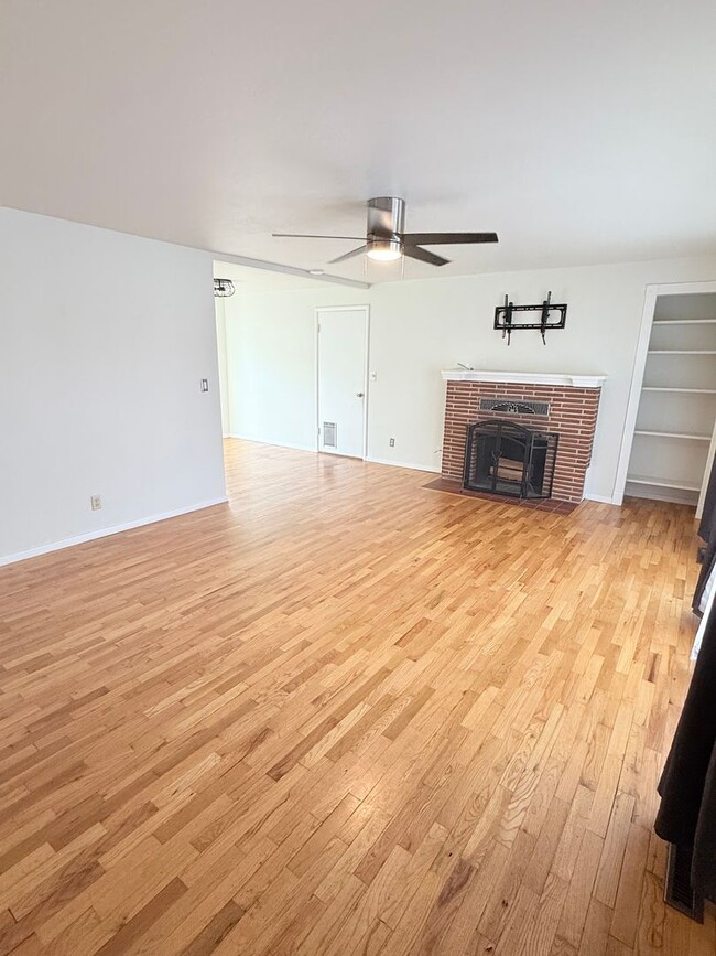 Building Photo - Rambler on corner lot in convenient Bremerton location!