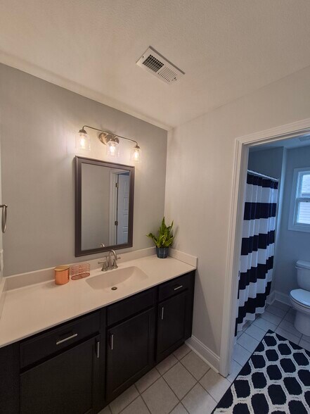 Full Guest Bathroom - 207 King Rd