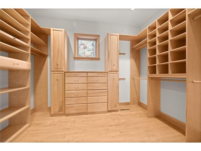 Building Photo - 1560 Bluff Creek Dr