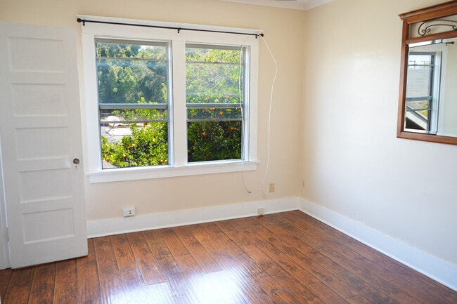 Building Photo - 1353 W 49th St