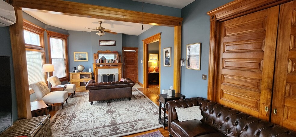 Building Photo - 900 Laurel Ave