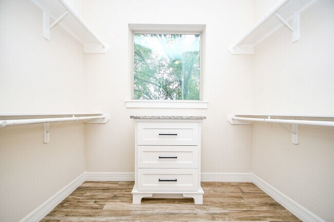 Building Photo - 710 Stanford St