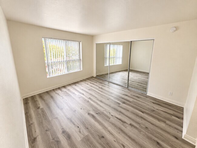 Building Photo - 15009 Moorpark St