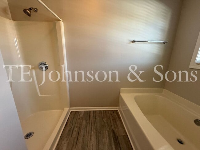 Building Photo - Spacious 4 Bedroom Home with Modern Comforts in Kernersville