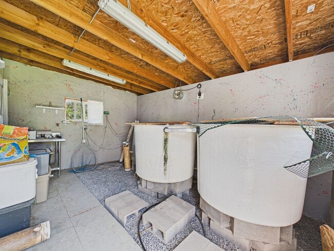 Building Photo - 2 bed 1 bath - Beautiful Outdoor Living