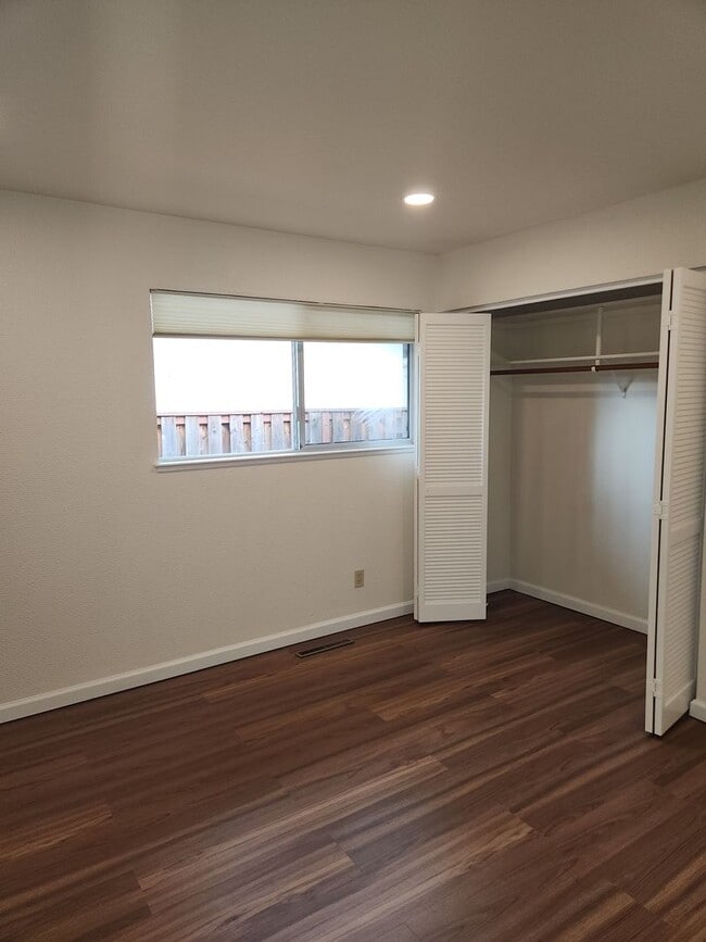 Building Photo - Lovely Home in Oakmont 55+ community