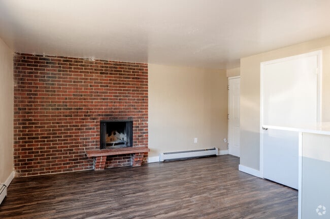 1BR, 1BA - 490SF - Living Room - 835s