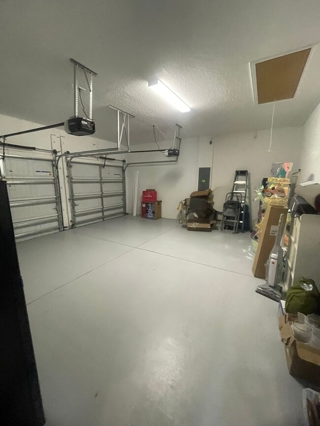 Building Photo - Beautiful, modern home for rent