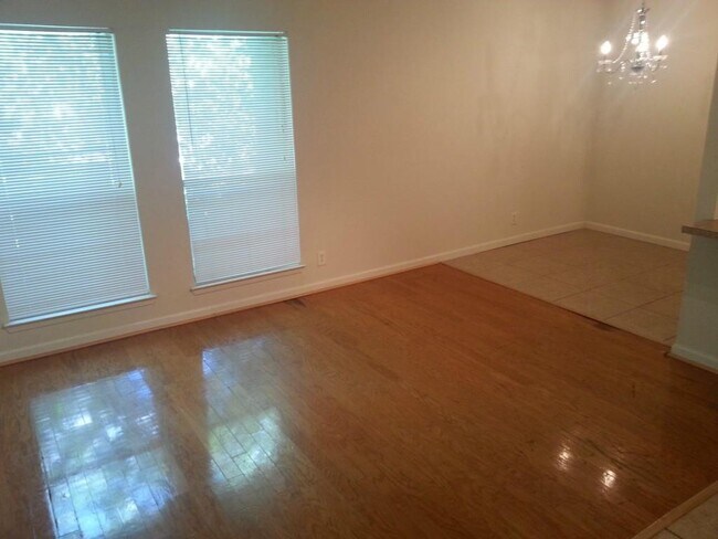 Building Photo - 2710 S 1st St