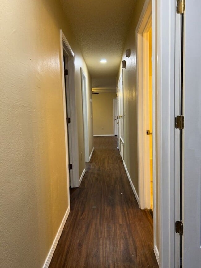 Building Photo - 4 bed 1.5 bath house