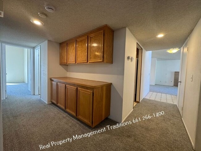 Building Photo - Charming 3 + 2 in East Palmdale home
