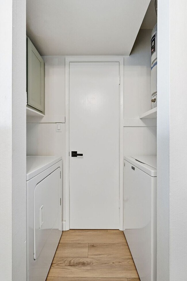 Building Photo - Less than 2 miles from Old Town Scottsdale!