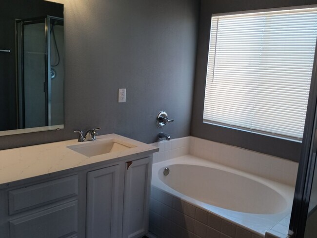 Building Photo - Stunning 5 bedroom, 3 bathroom in Rio Rancho! Ready to see the property in person? Schedule a sho...