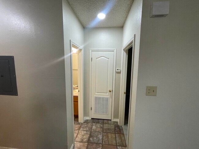 Building Photo - 511 Shiloh Dr
