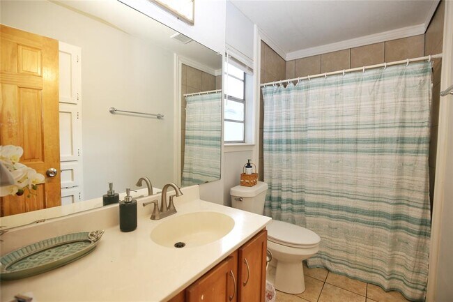 Building Photo - 204 Deerfield Park Dr