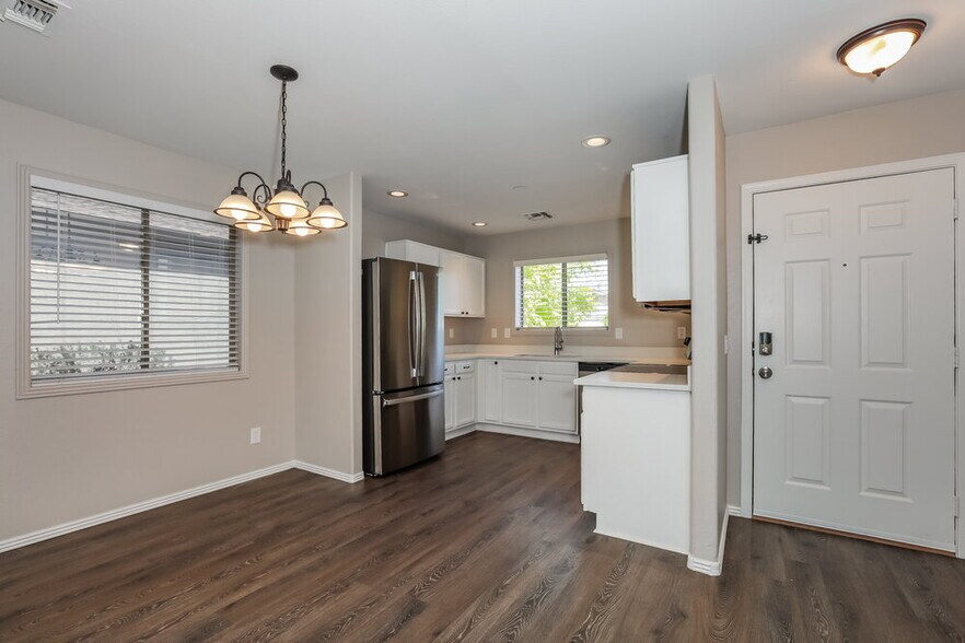 Building Photo - 1101 E Desert Rose Trail