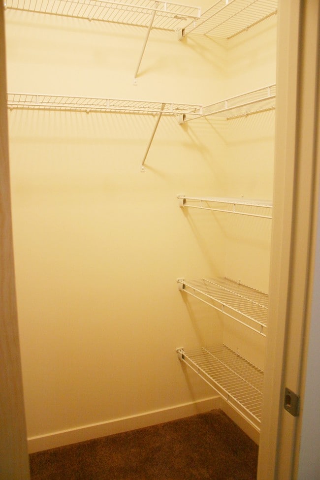 Large Closets - Cascade Boulevard