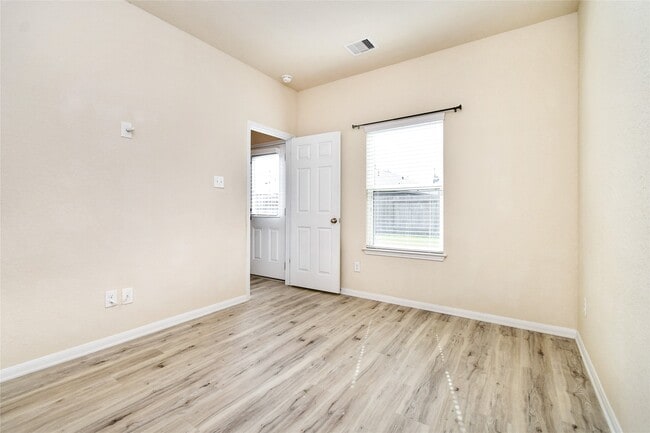 Building Photo - 3227 Thicket Path Way