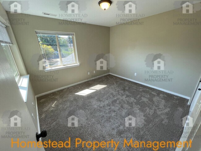 Building Photo - 479 Broad St S